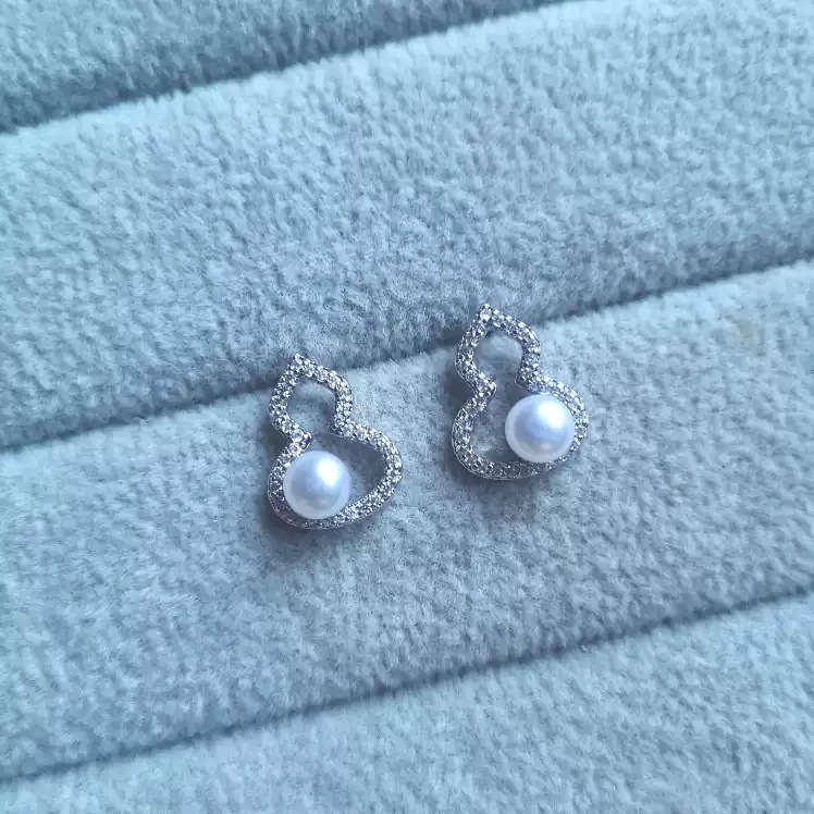 Silver needle Zircon pearl gourd stud earrings for women, light luxury, high-end, unique style, niche earrings and earrings 2025 New style details Picture