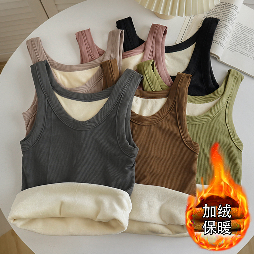 For autumn and winter, add a thick, fleece, cold-proof and warm solid color round-neck vest as the base layer, and wear a muscular sleeveless waistcoat inside details Picture