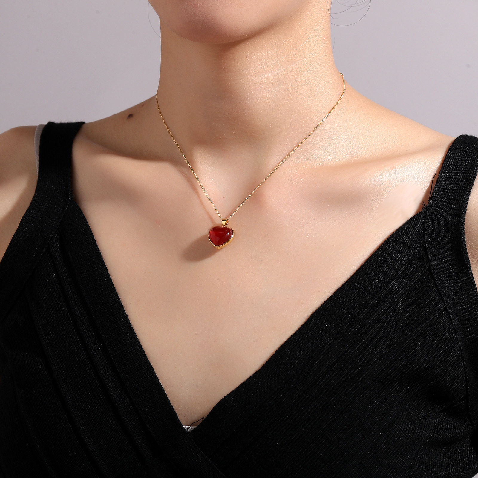 S925 Heart-shaped Little Heart Short Necklace, fashionable and elegant, simple bone chain, Internet celebrity, individual and high-end, a necklace for women Application Scenario