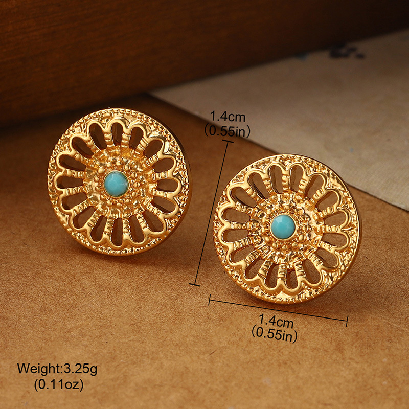 Retro stone earrings, flower-shaped stud earrings, hollowed-out, high-end design, niche, flattering face, simple design earrings for women Application Scenario