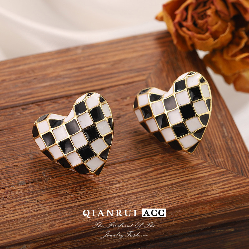 The new heart-shaped checkered earrings feature a cute and unique design. The trendy mosquito-repellent incense plate is a French light luxury and niche fashion Specification image
