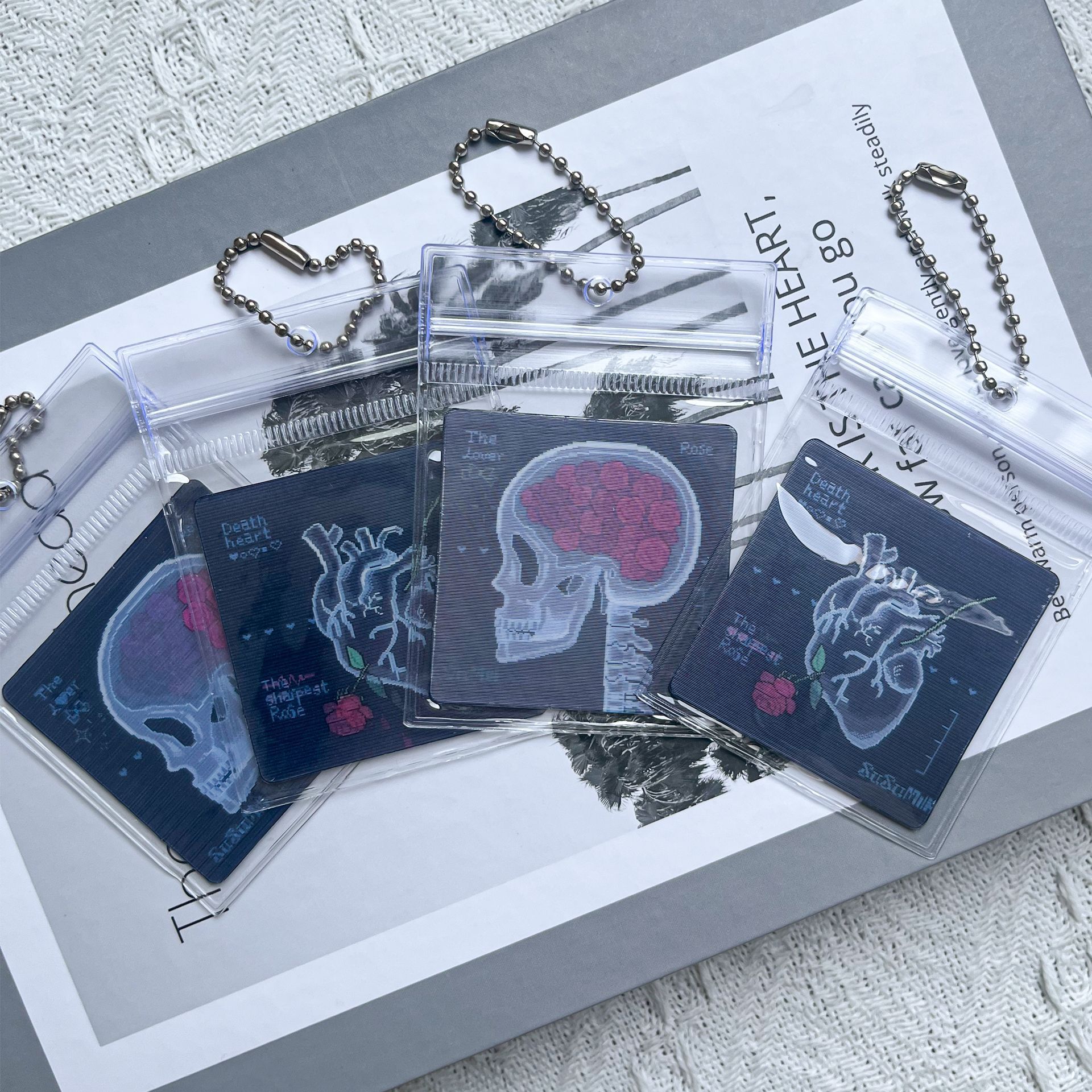 蔷薇骷髅光栅卡蔷薇像素风仿CT复古胶片多变光栅卡情侣礼物挂件产品图