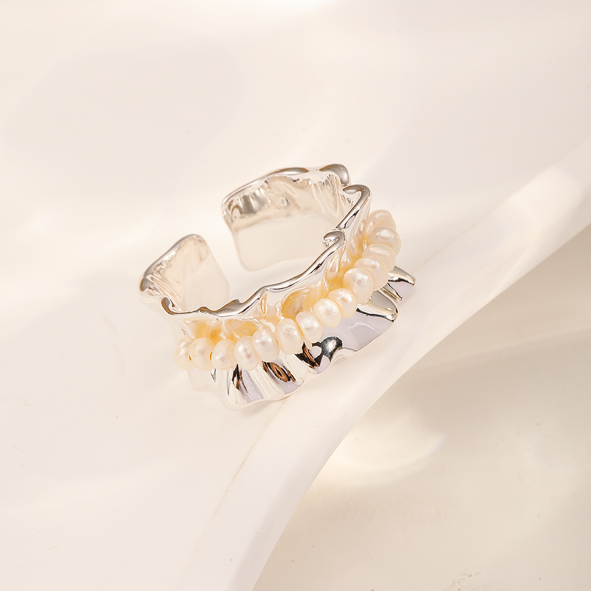 Nasha Cross-border Exclusive Open Ring for the Little Waist couple, a unique and high-end freshwater pearl index finger ring Application Scenario