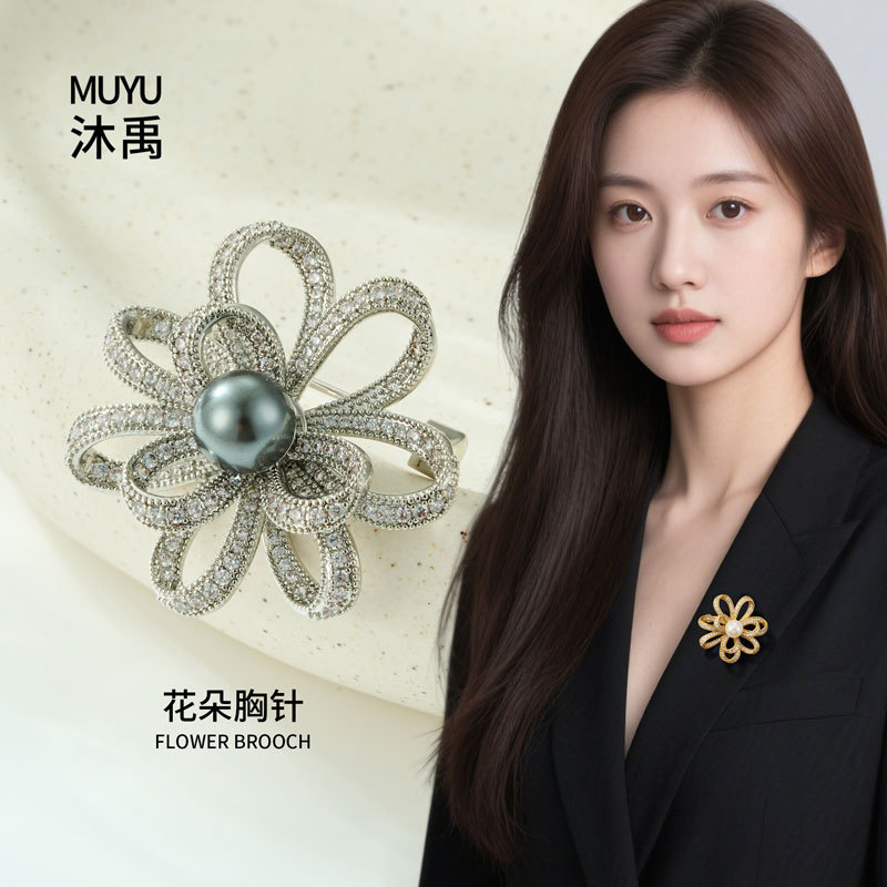 The elegant gift is a fine selection of light luxury, slightly studded with zirconium flower grey pearl brooch, a high-end and versatile clothing accessory, a pin and a brooch flower details Picture