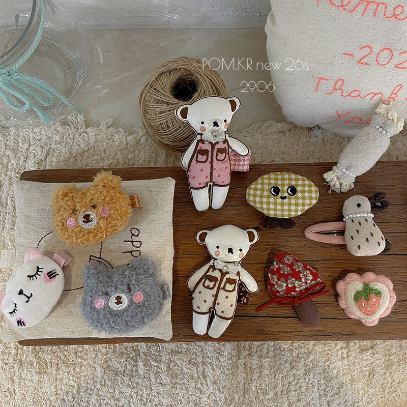 New Korean-style cartoon bear hair clips for autumn and winter, handcrafted fabric children's side fringed bangs clips, cute side clips for girls details Picture