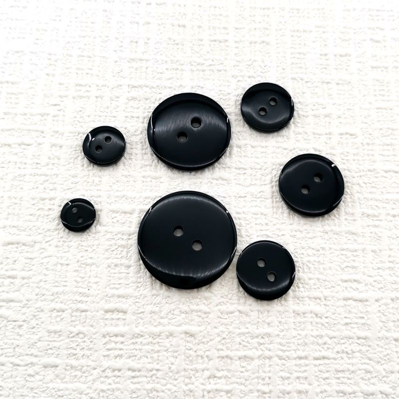 Transparent buttons, black and white round double-eye bread buttons, resin buttons, inner buttons, shirt underwear, fur collar pad buttons Specification image