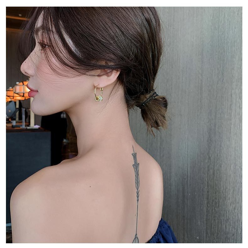 S925 silver needle earrings, gentle and elegant, fashionable and slender waist, circle earrings, niche design, high-end earrings Application Scenario