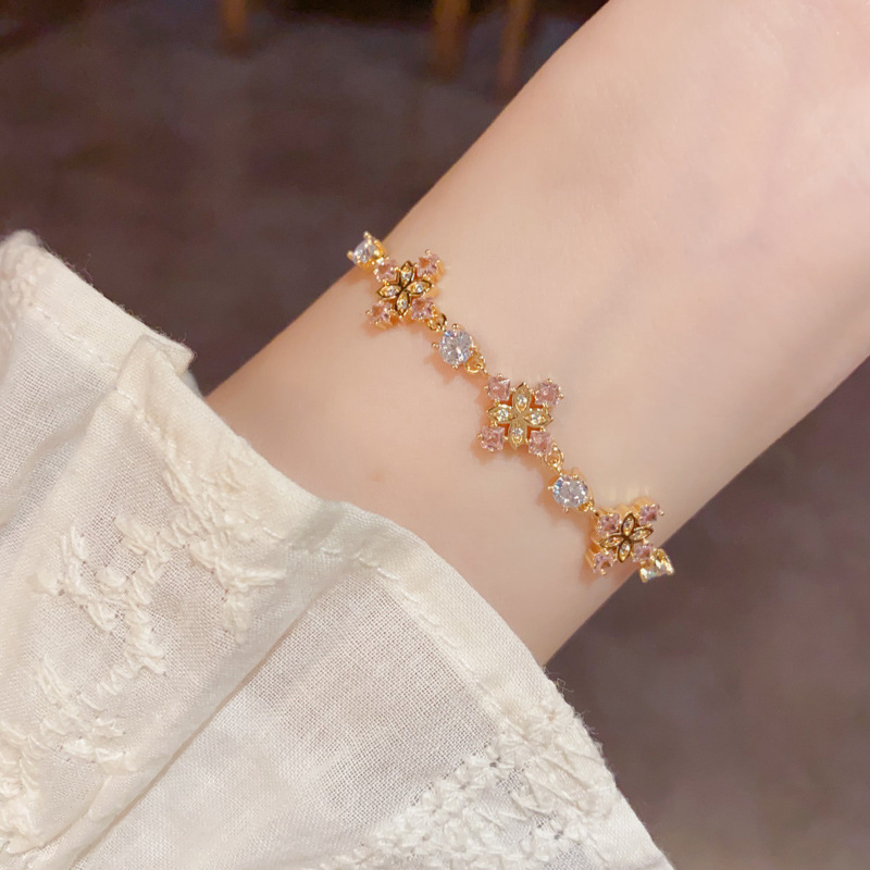The new summer fashion, light luxury and high-end pink diamond four-leaf flower pull-out bracelet is a delicate, versatile and super dazzling accessory for women