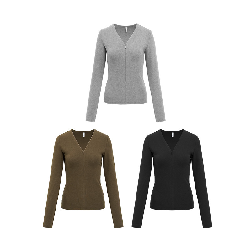 A woman holding an umbrella in the rain, a pedestrian, a little bee transparent umbrella, a children's umbrella on the left, the umbrella is transparent and windproof and rainproof Item Picture