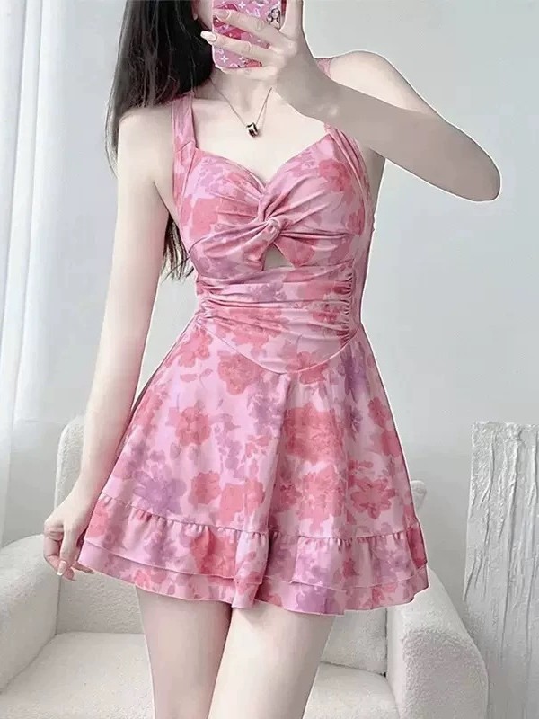A women's one-piece halter dress with a fashionable print is a conservative, slimming, and backless swimsuit for a hot spring vacation details Picture