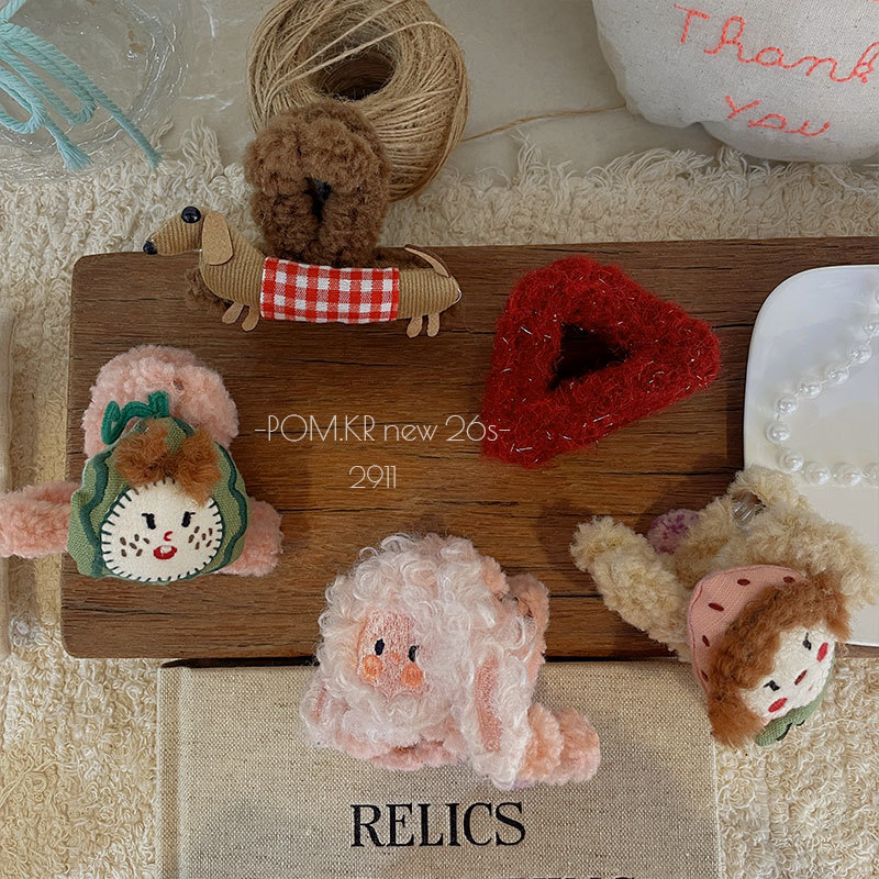 New Korean-style cartoon autumn and winter plush claw clip for children's back head, versatile and cute shark clip, handcrafted hair accessory and hairpin details Picture