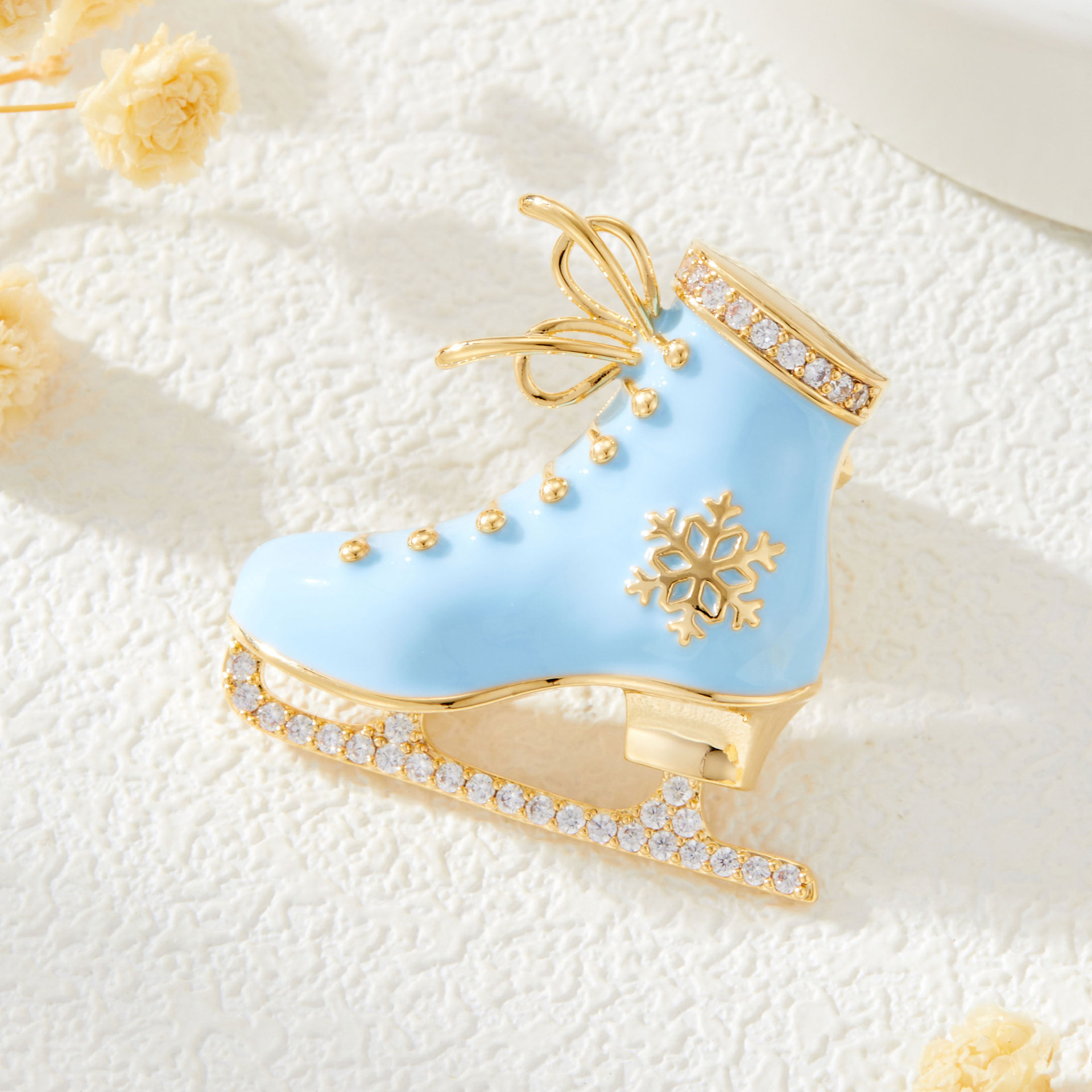 Romantic and fresh blue enamel ice skates brooch, fashionable, light luxury and elegant clothing accessories, exquisite and best-selling brooch