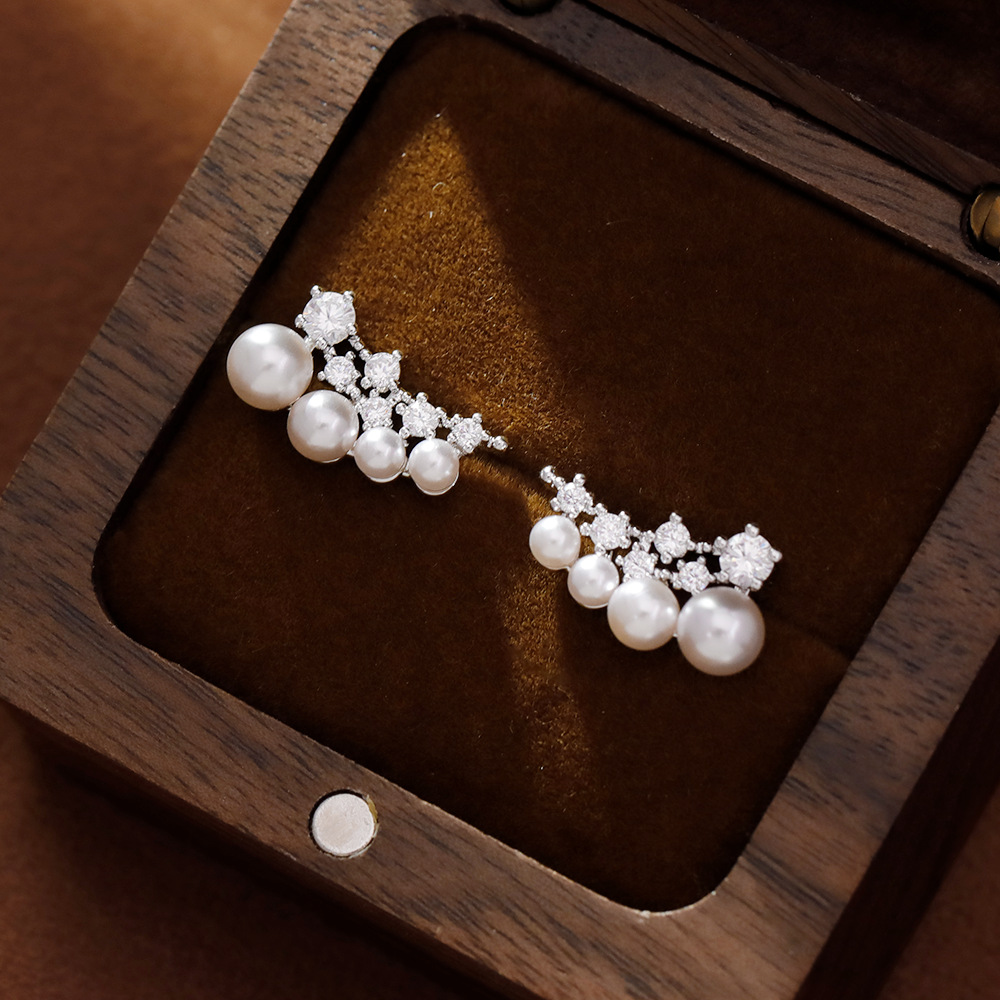 Hyacinth Daily commuting light luxury Zircon pearl stud earrings for women, a niche design for 2025, exuding a sense of elegance and sophistication, versatile earrings