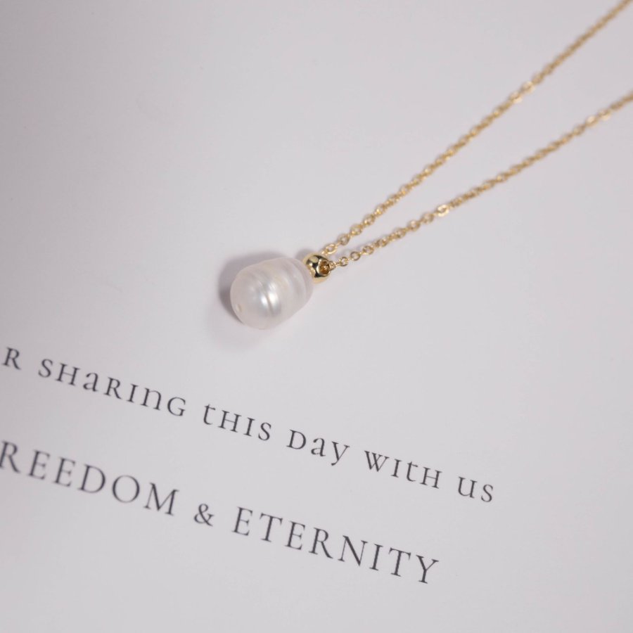 The new copper-plated real gold French retro freshwater pearl necklace is elegant and refined. Wholesale collarbone chain is versatile and exquisite Item Picture