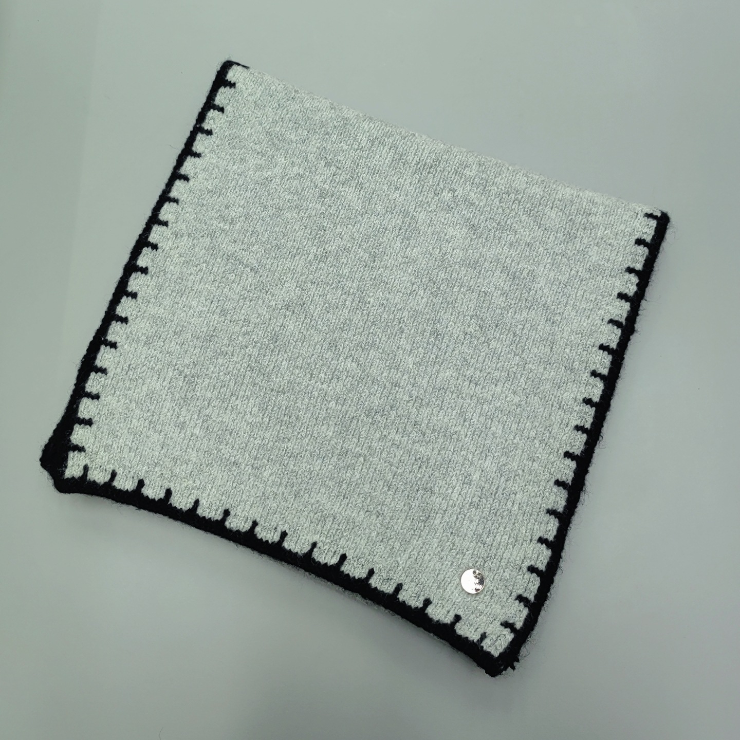 The new Korean version of the lockstitch knitted woolen scarf is a solid color in winter with a chanel-style Christmas atmosphere. It is a soft and glutinous scarf Application Scenario