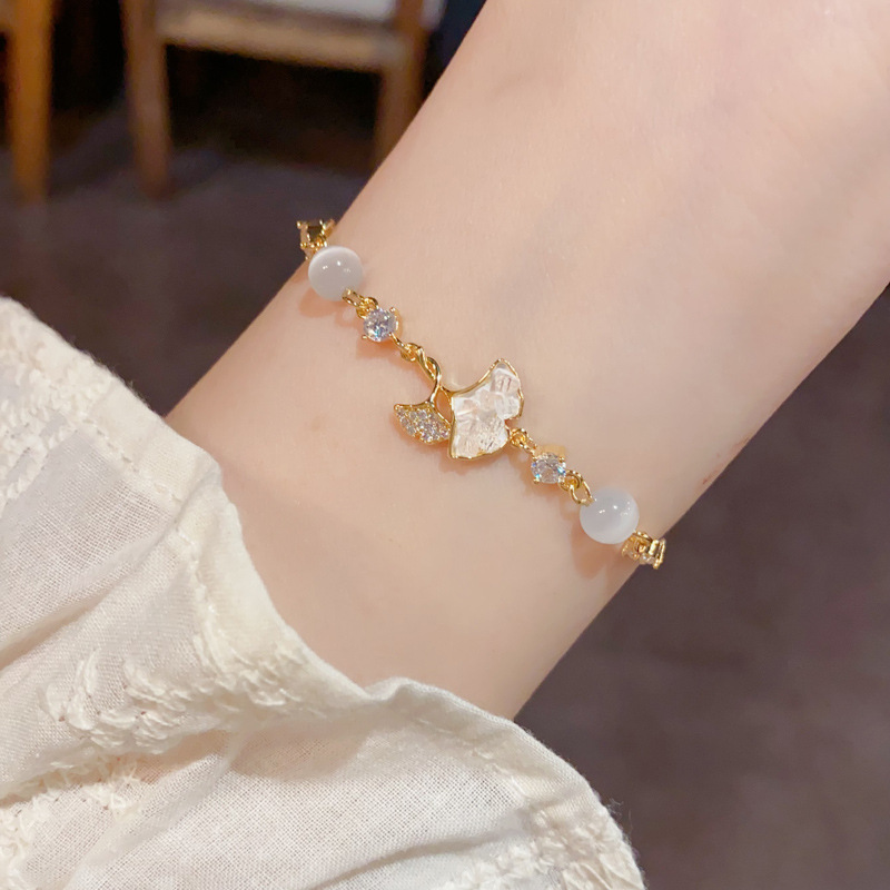 The new summer style, fashionable and fresh crystal maple leaf cat's eye stone bracelet is a light luxury and versatile design accessory
