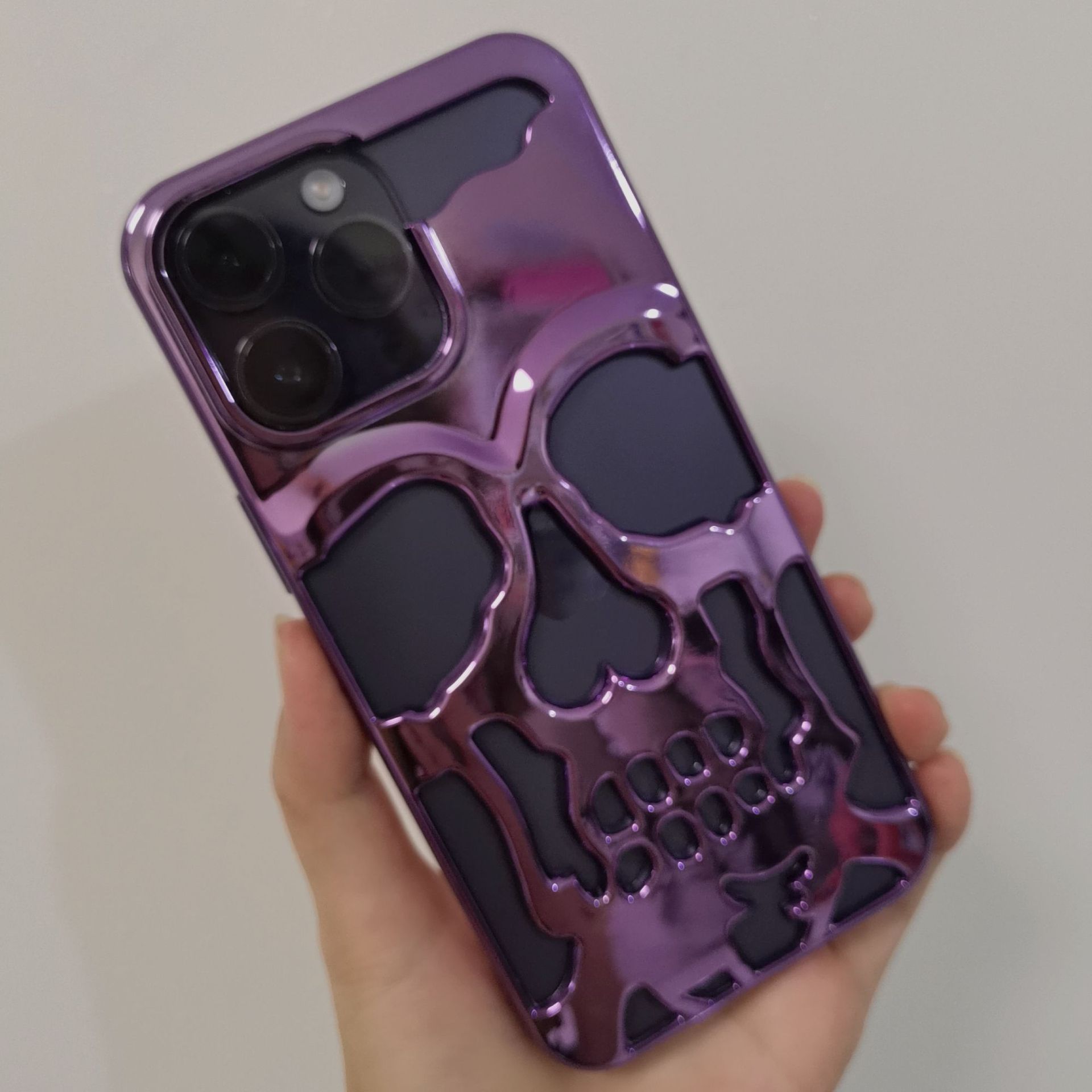 The electroplated skull phone case is suitable for iphone17promax, iPhone 16, personalized 15, foreign trade 14, and the protective case is hard Application Scenario
