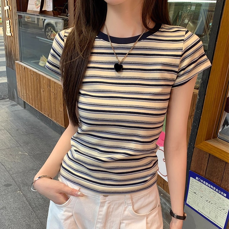 This is a new retro color-blocking striped short-sleeved T-shirt with a unique design sense for the summer of 2025. It is a versatile top for women to slim and look good Application Scenario