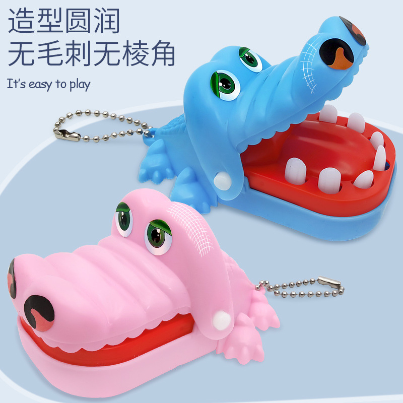 Mini hand-biting crocodile with keychain, new and unique small gifts, hand-biting little crocodile toys, prank crocodile wholesale Application Scenario