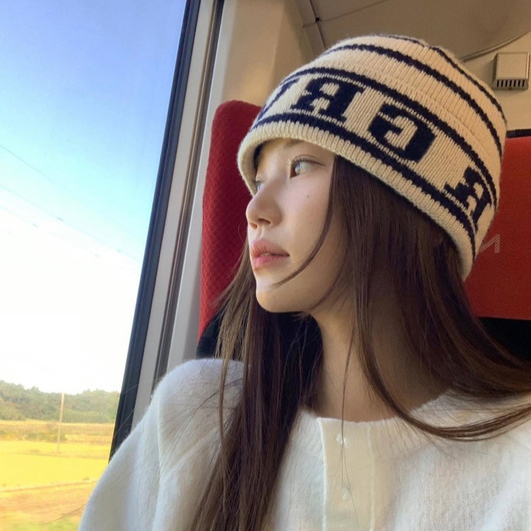 Xu Mengjie's unique striped rolled-up letter knitted hat is a popular autumn and winter casual, versatile, warm and ear-protecting cold hat