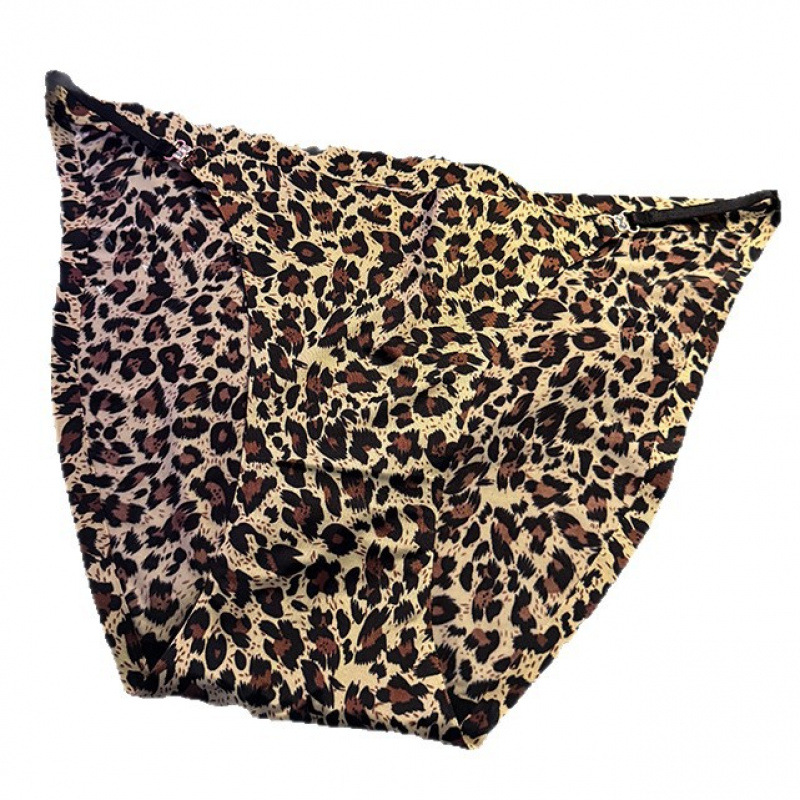 The new women's printed underpants are paired with fashionable accessories. The thin straps cover the buttocks, providing a comfortable low-waist T-shaped seamless underpants for women Item Picture