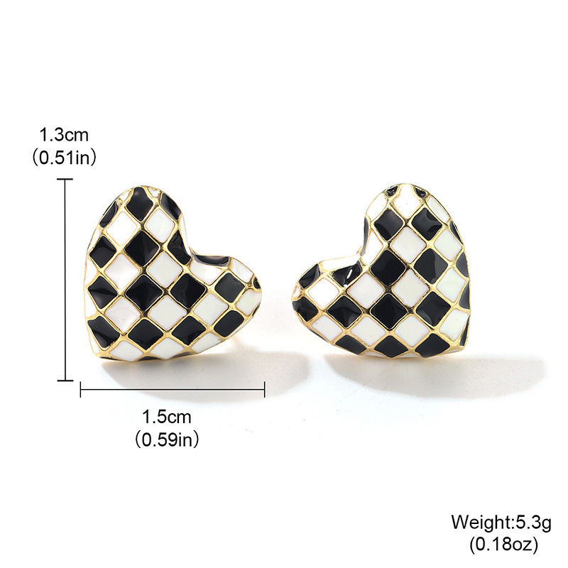 The new heart-shaped checkered earrings feature a cute and unique design. The trendy mosquito-repellent incense plate is a French light luxury and niche fashion Application Scenario