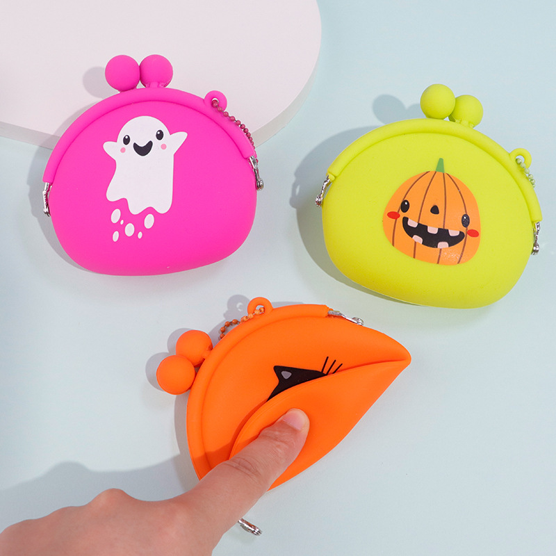 Cross-border European and American style Halloween mini silicone coin purse, funny ghost pumpkin children's coin earphone storage case Application Scenario