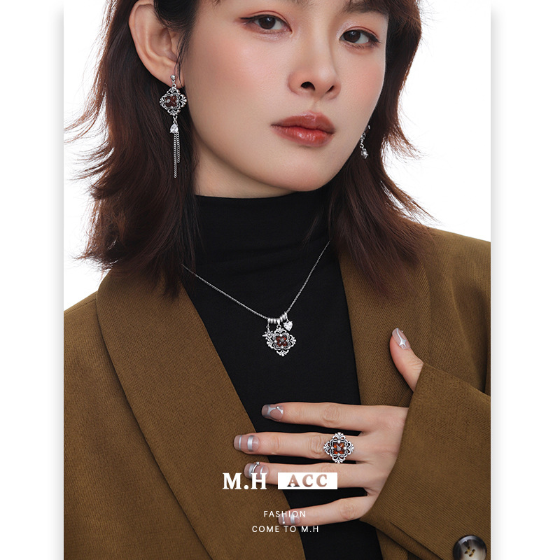 Iris flower necklace, original and simple design for women, collarbone chain, versatile, retro, fashionable, individual and exquisite, versatile neck chain details Picture
