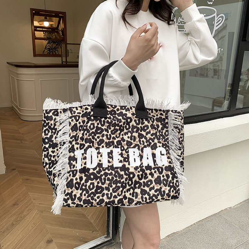 Cross-border canvas bag, denim print canvas bag, zebra print fringed letter canvas bag, large capacity bag, women's bag, new solid color commuting single-shoulder tote bag, beach bag, fringed canvas bag, tote bag, single-shoulder bag, canvas bag Application Scenario