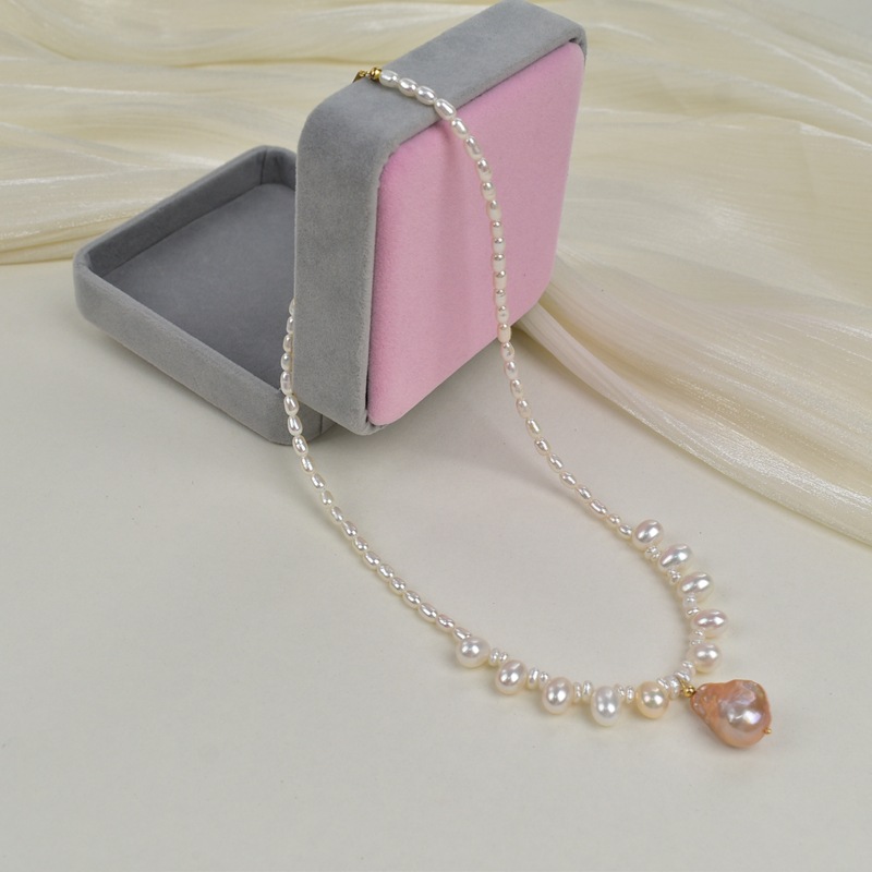 Elegant and noble, natural freshwater pearl necklace, women's niche, light luxury, high-end collarbone chain, fashionable neck chain details Picture