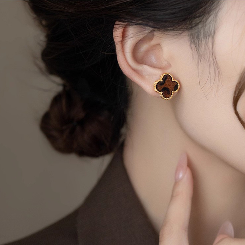 Autumn and winter retro leopard print four-leaf clover stud earrings for women, a light luxury and high-end look, a small and luxurious commuter earring and earrings Specification image