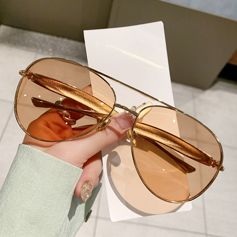 2025 New Aviator sunglasses for women, large-framed metal frame sunglasses, high-end, retro and individual sunglasses for men Application Scenario