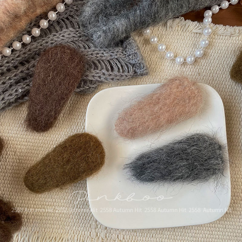 The new Korean-style plush autumn scratch-off hair accessory Pom.kr features a simple and elegant atmosphere. It comes in three colors: brown, pink and gray, creating a soft and gentle vibe for your hair Specification image