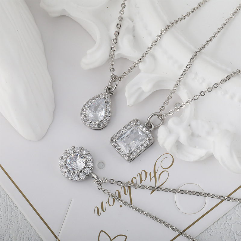 Honglu's best-selling copper-plated slightly inlaid zircon necklace for women's summer, a light luxury and niche pendant with a high-end collarbone chain accessory wholesale Application Scenario