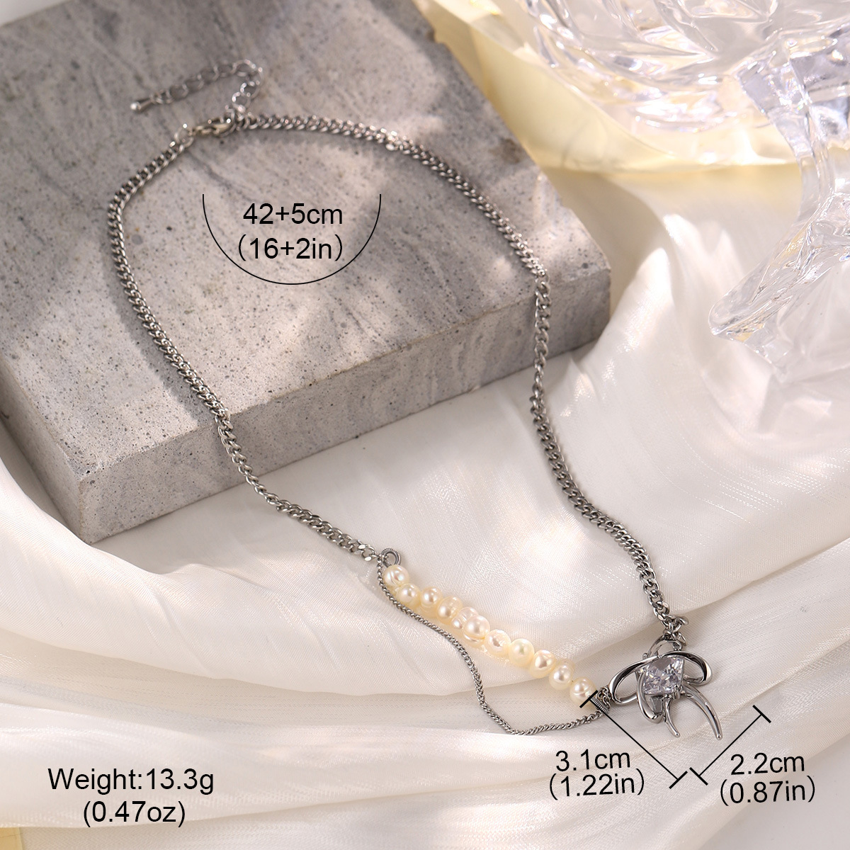 The new heart-shaped bow collarbone chain is a niche retro necklace that is versatile for summer, exuding a sense of high-end luxury and a light fragrance style Application Scenario