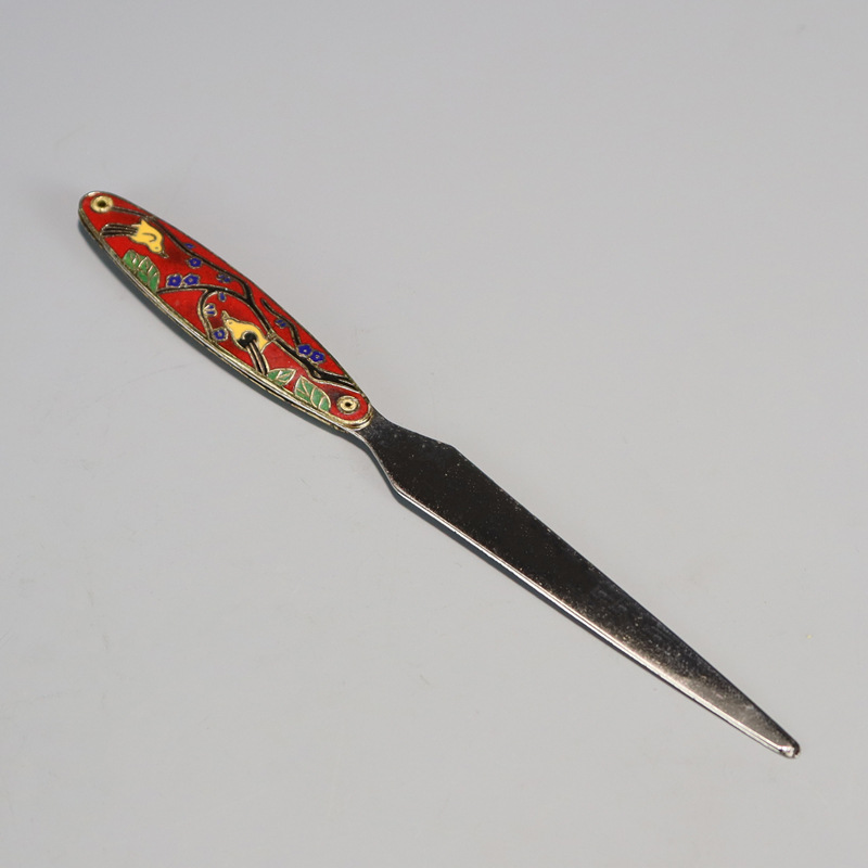 Beijing's old cloisonne items have been exported and returned to the cultural and recreational collection market. Copper body mechanism enamel small flower-and-bird letter openers