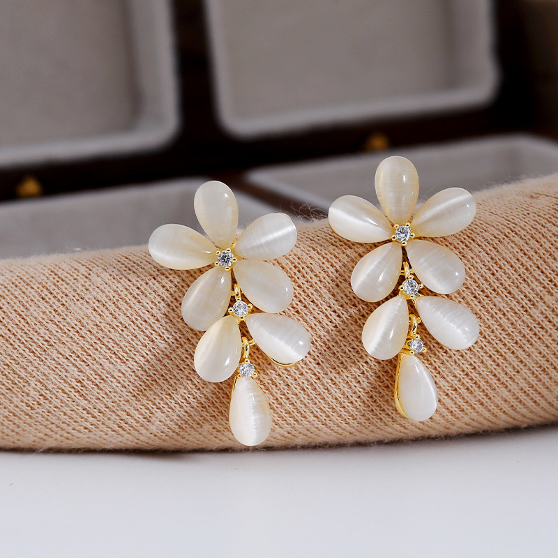 The 925 silver Needle, with its unique design sense, cat's eye stone flower earrings, is a fashionable and elegant high-end earpiece that has become a hit on Douyin details Picture