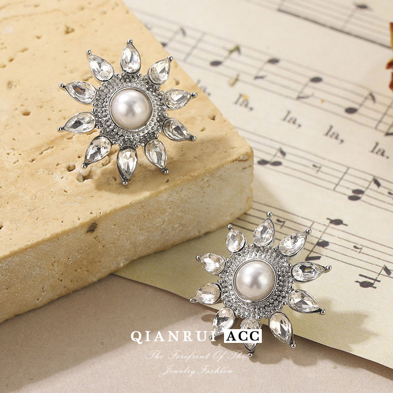 The s925 silver needle sunflower stud earrings are a bestseller, featuring fresh sun, flower and pearl minimalist earrings that exude a feminine charm details Picture