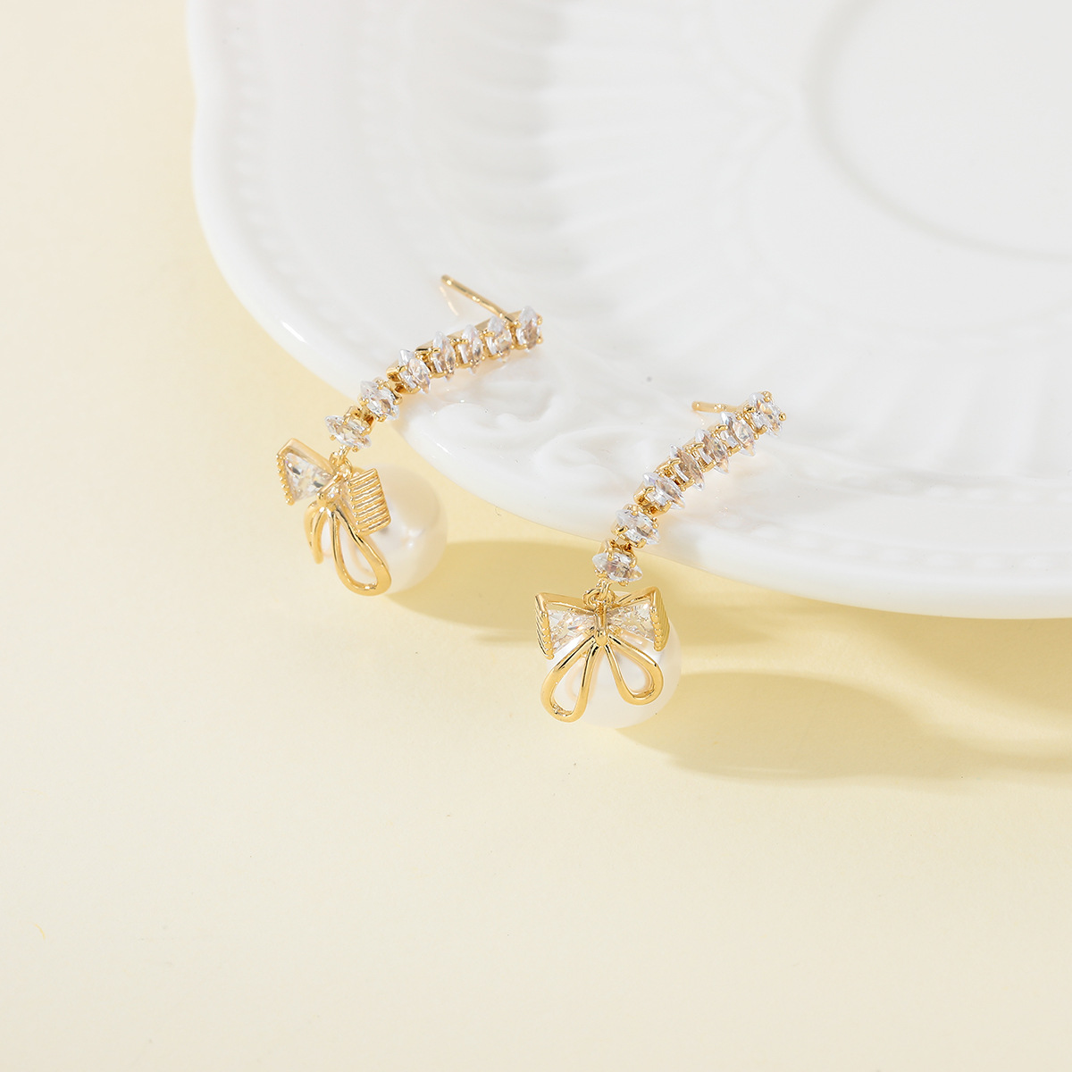Gentle and lustrous pearl earrings, women's InS-style niche design sense S925 silver needle zircon bow earrings wholesale Application Scenario