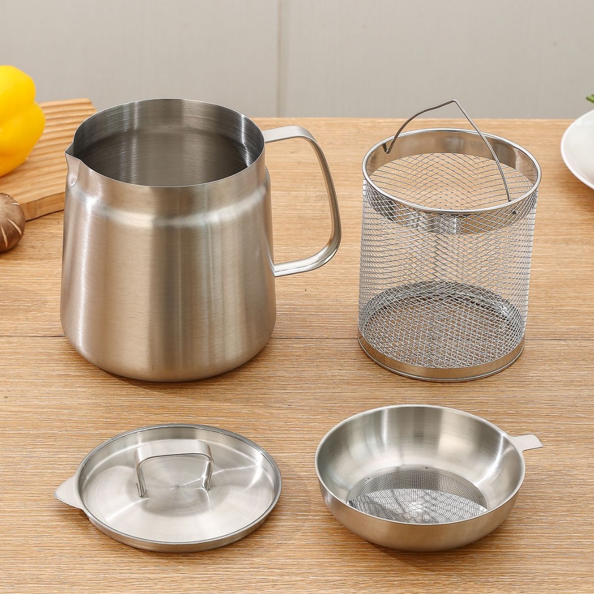304 stainless steel oil pot, household large-capacity oil storage tank, oil residue separation bottle with filter screen, frying basket oil filter pot