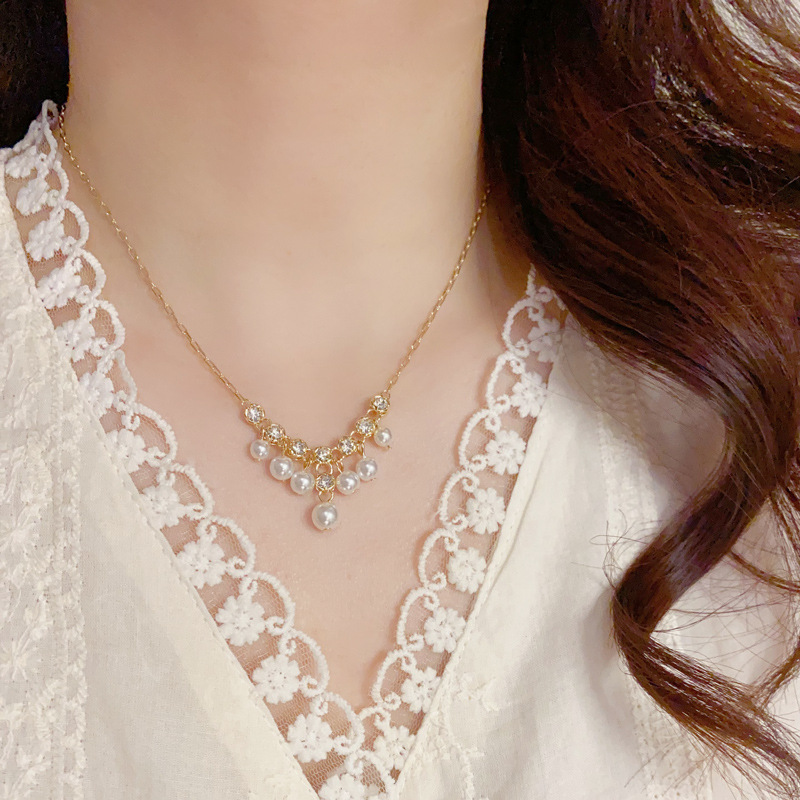 A niche, fashionable and gentle irregular pearl tassel necklace, a female Internet celebrity's unique, light luxury and high-end collarbone chain