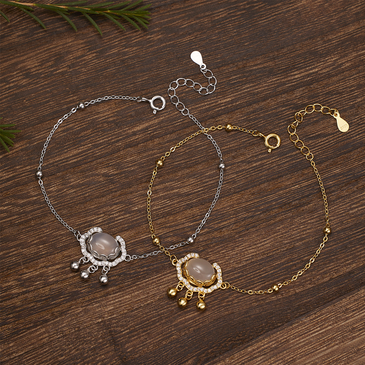 S925 pure silver natural white chalcedony Xiangyun Peace Lock Bracelet, a simple and fashionable women's jewelry with a Chinese trend of ruyi locks