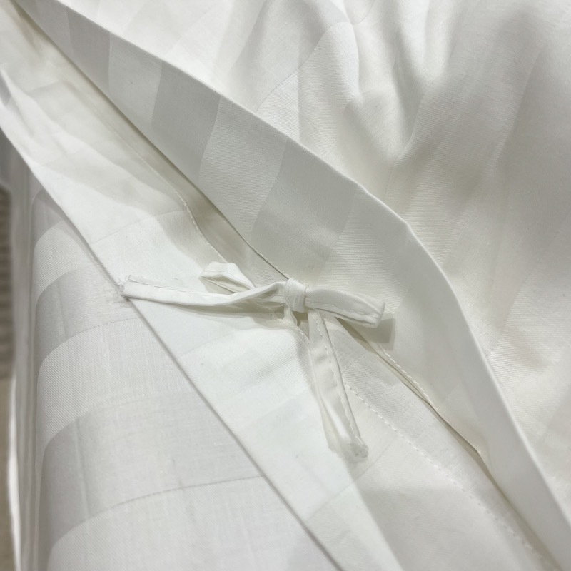 Light luxury satin hotel bedding, white ecological brushed four-piece set, hotel guest bed cover, bed sheet and bed hat style Application Scenario