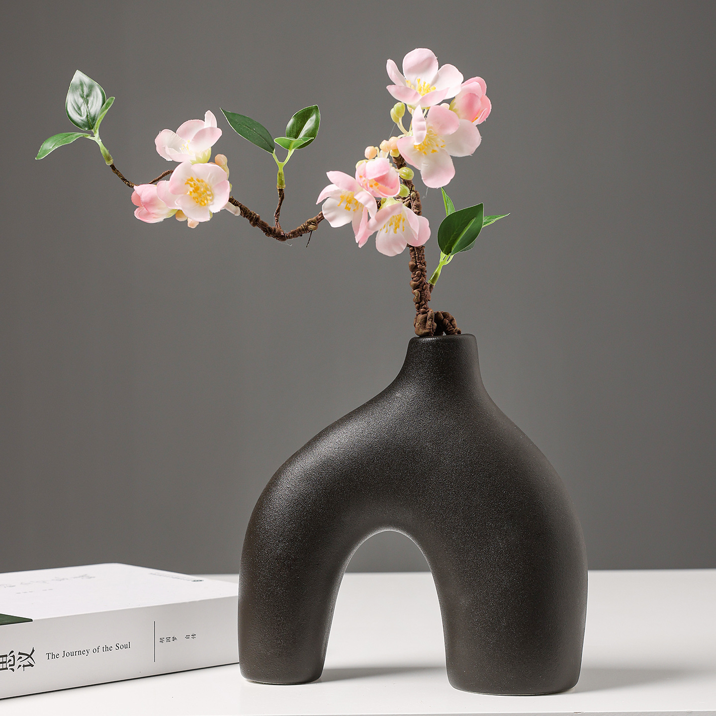 2025 Nordic Ins-style ceramic vase, creative living room flower arrangement, high-end artistic home decoration for hotels and homestays Application Scenario