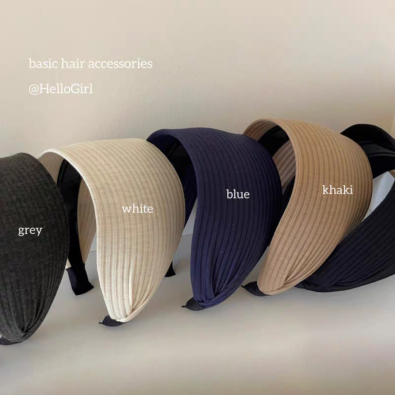 The same retro knitted band with a widened hairband that covers the hair seam and raises the anti-slip hair clip on the top of the head as Yi Mengling's The same retro knitted band with a widened hairband that covers the hair seam and raises the anti-slip hair clip on the top of the head as Yi Mengling's