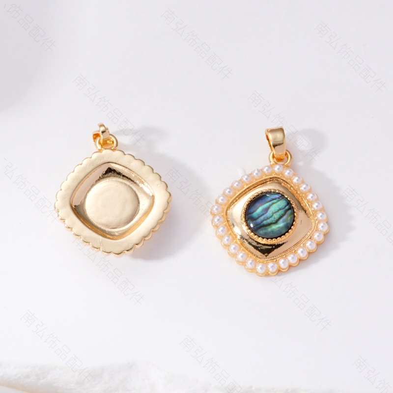 European and American cross-border square fashionable pendant inlaid with shell pearls, niche design, elegant and versatile pendant chain for women Application Scenario