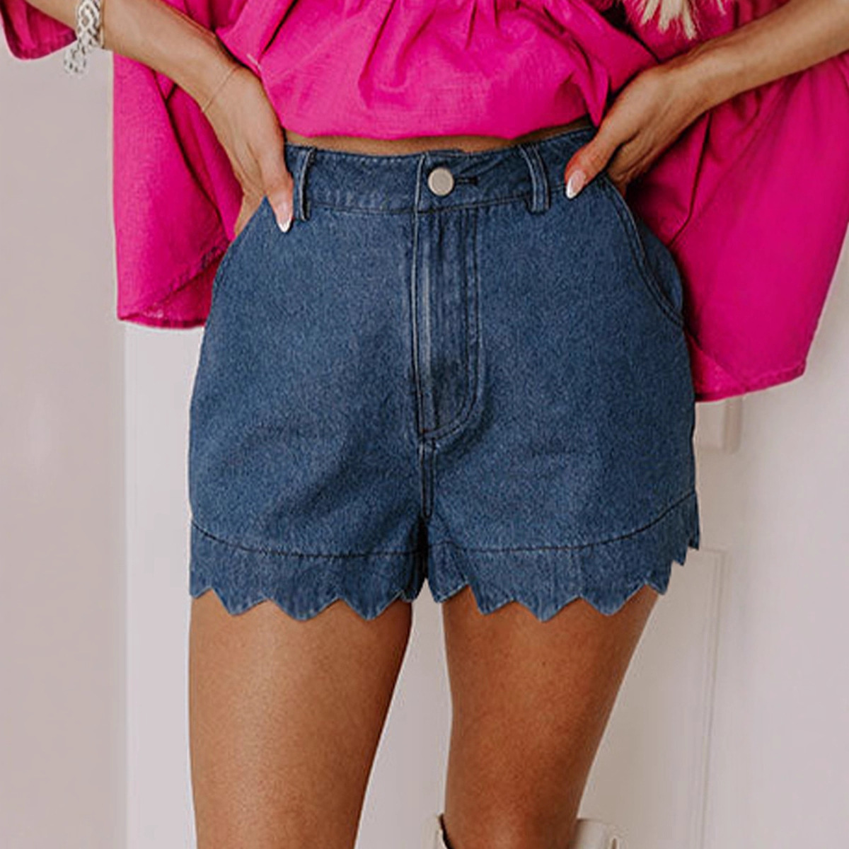 European and American fashion wavy hem jeans for women 2025 summer new solid color versatile pocket high-waisted shorts for women Application Scenario