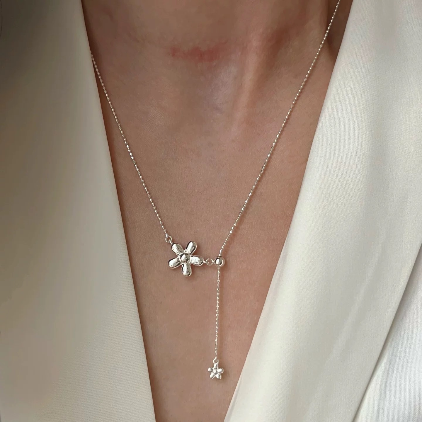The entire S925 sterling silver 11.20 flower tassel necklace is a women's Instagram niche design with a light luxury and high-end feel. It is a pull-out collarbone chain