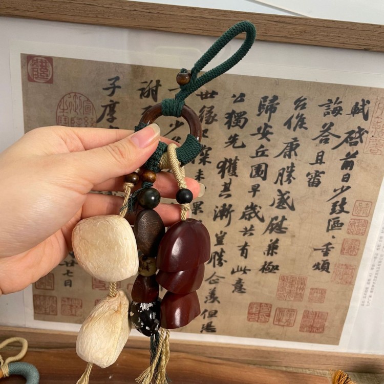 New Chinese-style natural full-wish seed string, Bodhi fruit shell wrapped pendant, keychain woven, retro ethnic style Specification image