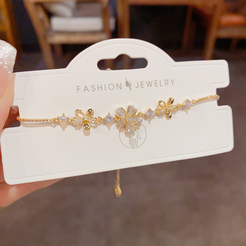 This summer, fresh and light luxury, high-end zirconium flower pull-out bracelet is unique, fashionable, versatile and super shiny. It's a perfect bracelet for women details Picture